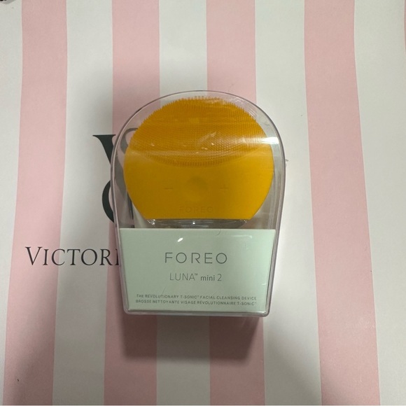 FOREO Luna Mini 2 in Bright Yellow - Picture 2 of 3